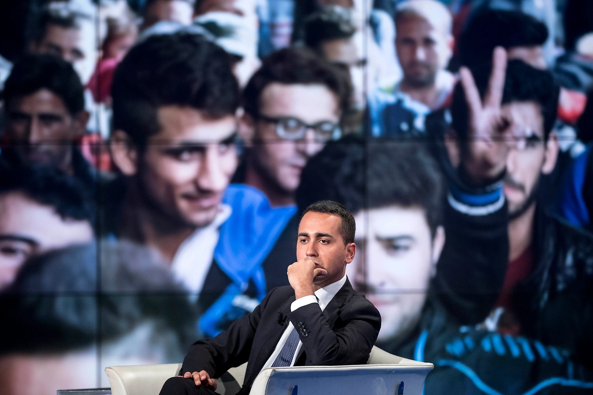 Giorgia Meloni svela la vergogna sul reddito di cittadinanza: "Più card agli immigrati che agli italiani"