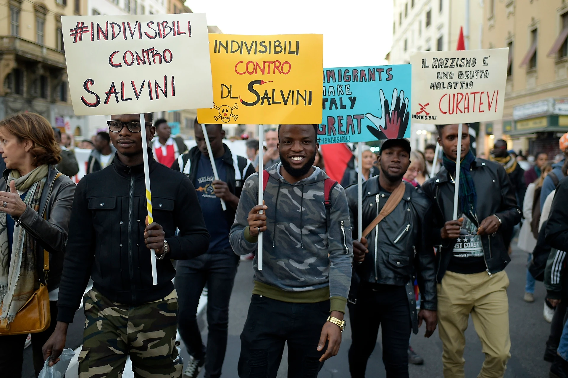 Migranti, Matteo Salvini taglia i fondi per l'accoglienza. La "sinistra umana": niente soldi, le coop mollano