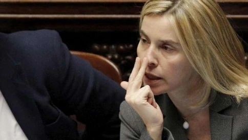 Lo schiaffo a Renzi di Merkel e Hollande: volano a Mosca ignorando la Mogherini