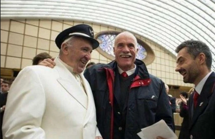 Papa Francesco indossa il berretto da ferroviere