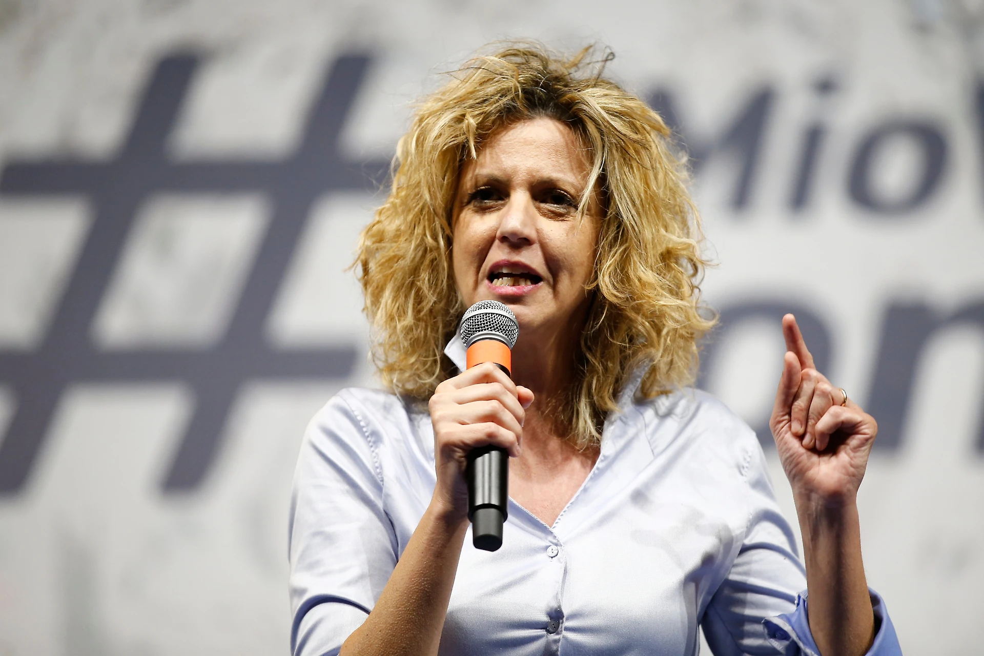 Barbara Lezzi contro Matteo Salvini: "Il Sud ha bisogno di strade, ferrovie e scuole"