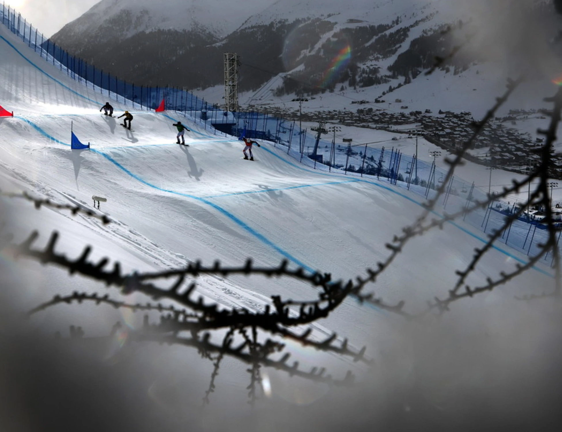 Milano-Cortina, il NYT insulta la città: "Come ammazzano i clochard"