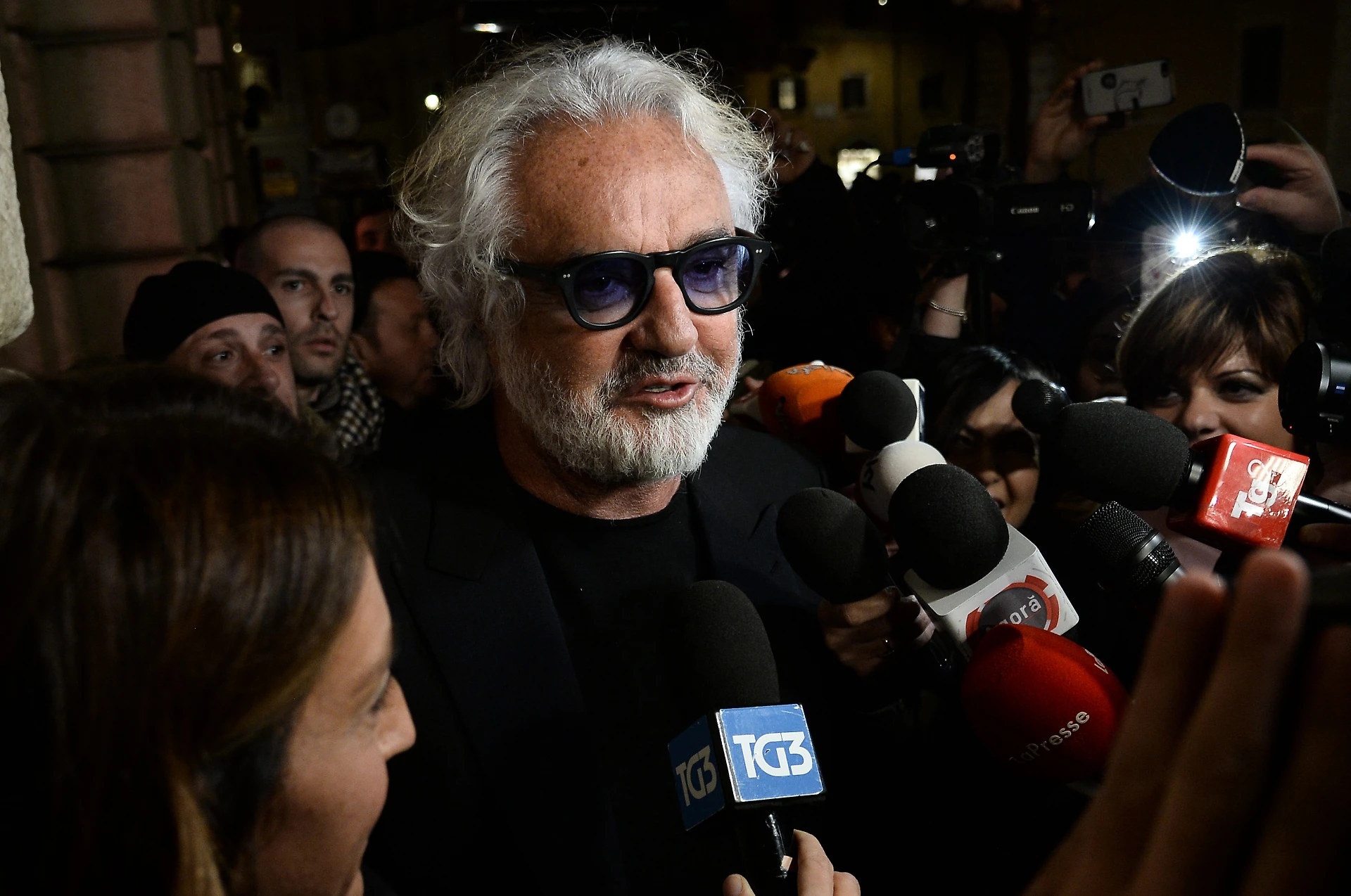 Flavio Briatore, l'imprenditore sale sulla ruspa di Salvini: come asfalta i grillini