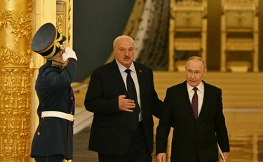 Lukashenko insulta Meloni e l'Italia: "Non può mediare, è una donna"