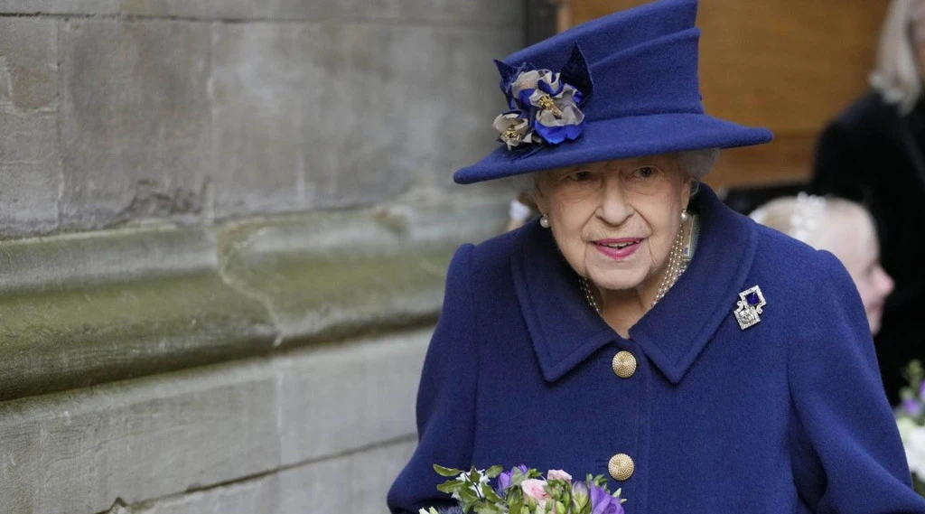 La regina Elisabetta diserta la cerimonia per i caduti, ora è panico: molti dubbi sulla versione ufficiale
