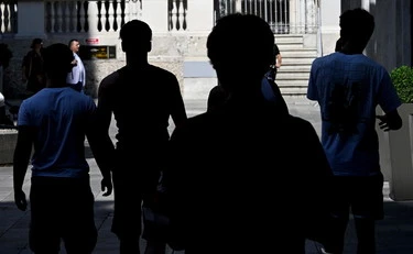 Cagliari, 15enne in lacrime aggredita da 5 immigrati: interviene un bersagliere