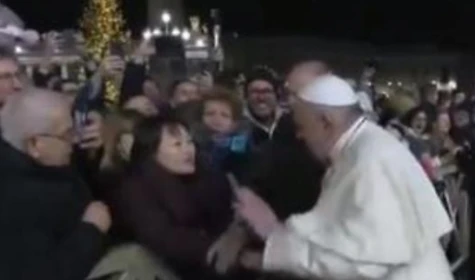 Papa Francesco, Socci svela le parole prima dello schiaffo: "Siamo chiamati a incontrare gli altri? Ma se..."