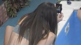 Pomeriggio 5, beccata Adua al GF Vip col lato B a favore di telecamere: la regia indugia, cosa spunta a bordo piscina