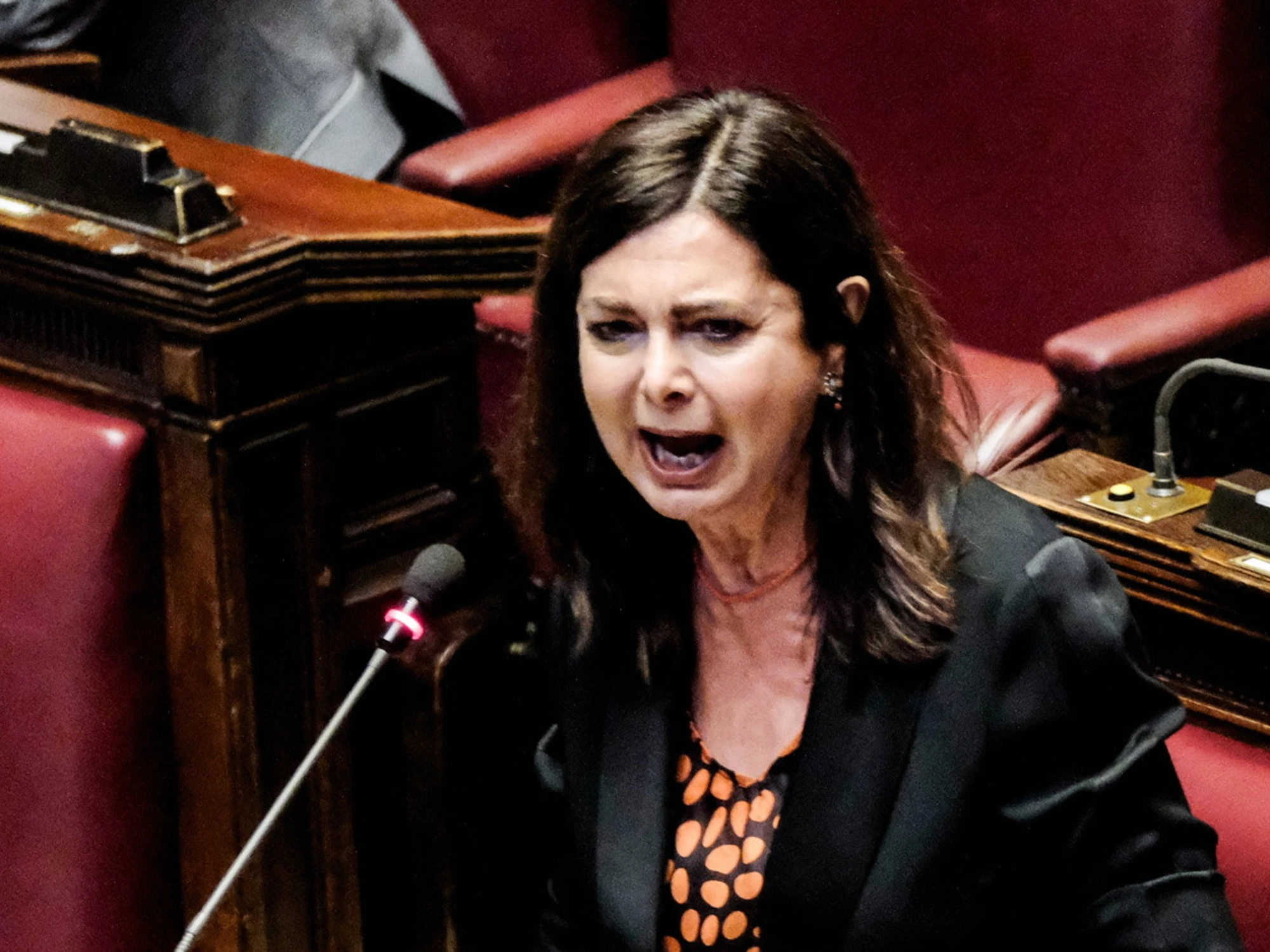 Laura Boldrini, cifre a caso e crisi di nervi dopo il viaggio di Meloni negli Usa