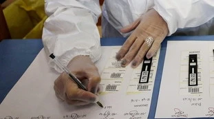 Napoli, truffa-coronavirus: "Tamponi a domicilio" con macchinari per uso veterinario, 12 arresti