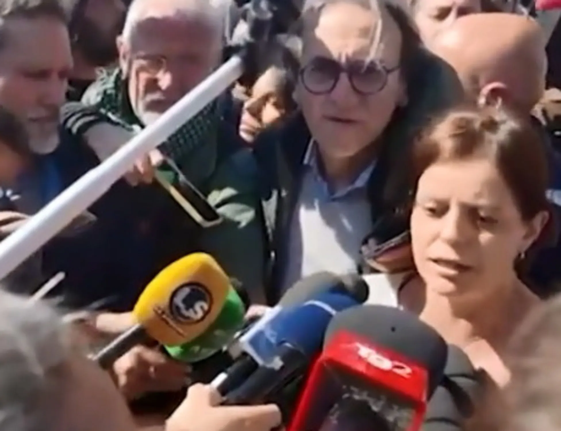 Leggi l'articolo: "Svegliata nella mia stanza": Salis si lamenta dalla piazza