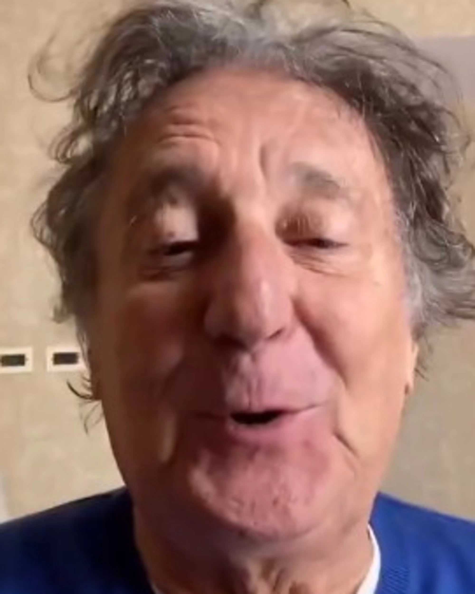 Enzo Iacchetti sbrocca ancora: "Scemo? Coniglio, dimmelo in faccia"