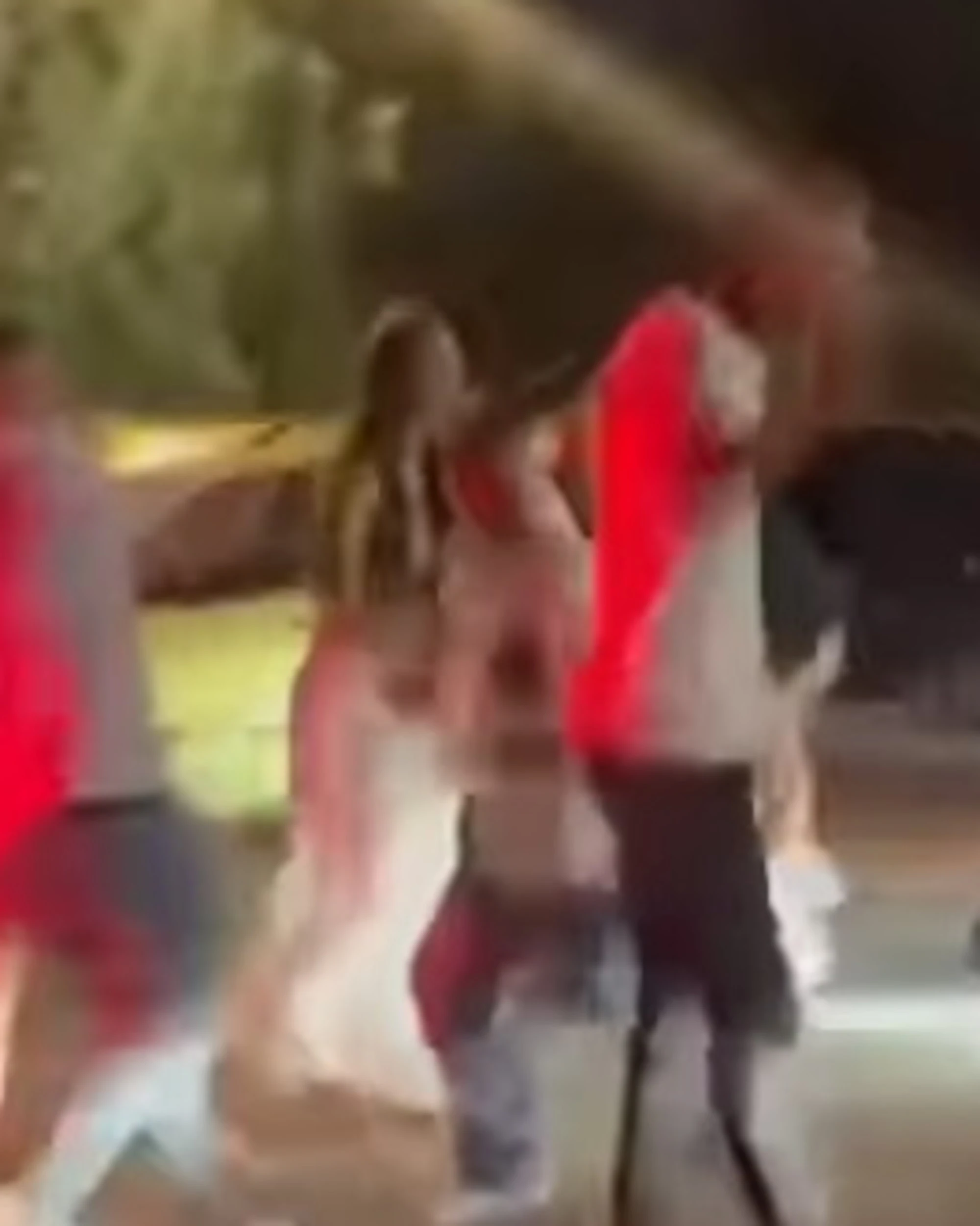 Napoli, massacrato a colpi di mazza dal branco di immigrati: il video dell'orrore