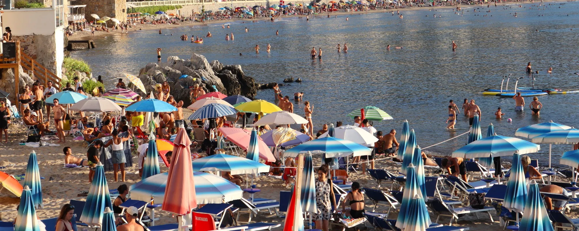 All'alba in spiaggia per lasciare telo e ombrellone? Occhio: multa!