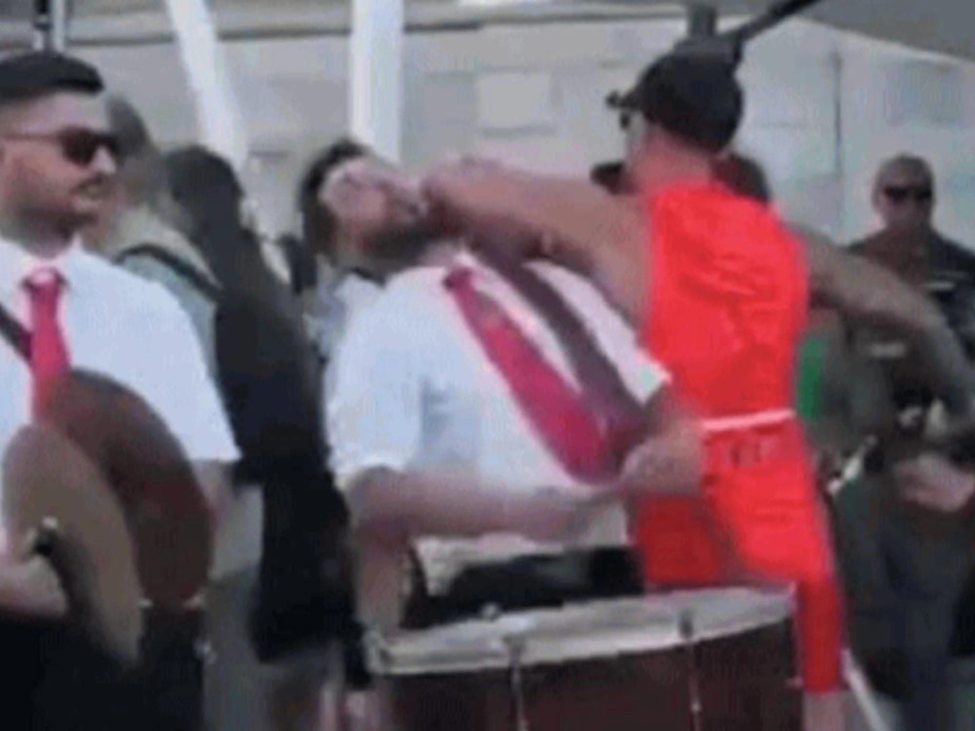 Botte al musicista durante la processione