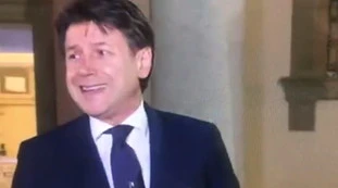 Giuseppe Conte a Bergamo contro un giornalista: "I decreti allora li scriva lei". La Lega: "Arroganza pura"