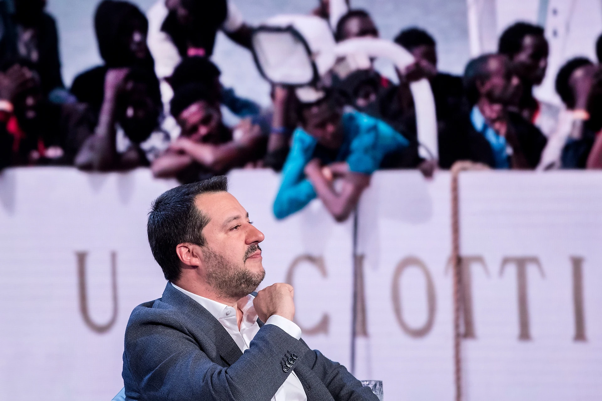 Matteo Salvini, immigrati: "Barcone con 64 persone a bordo diretto in Italia riportato indietro. Molto bene"
