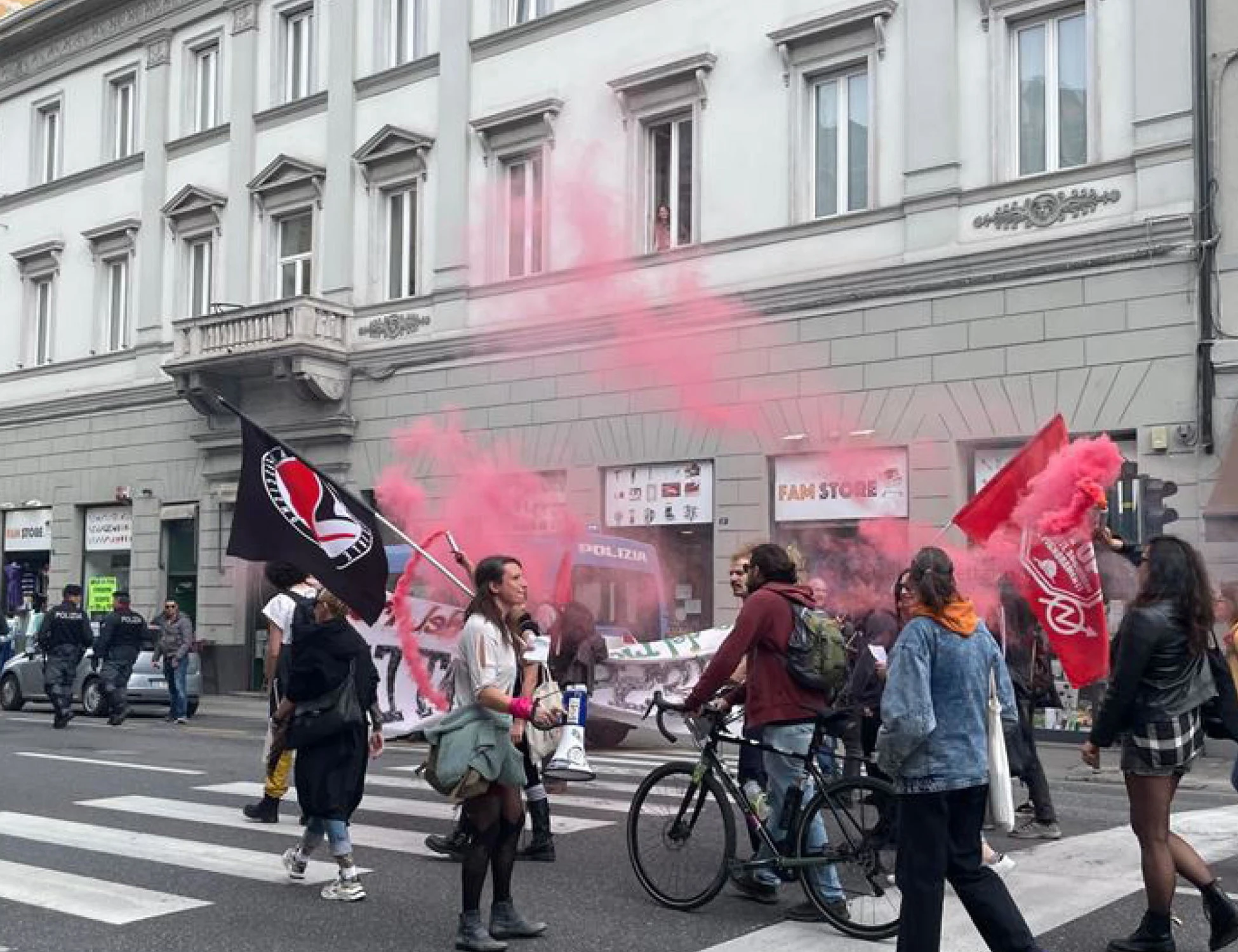 Trieste, bandiere titine al corteo del primo maggio