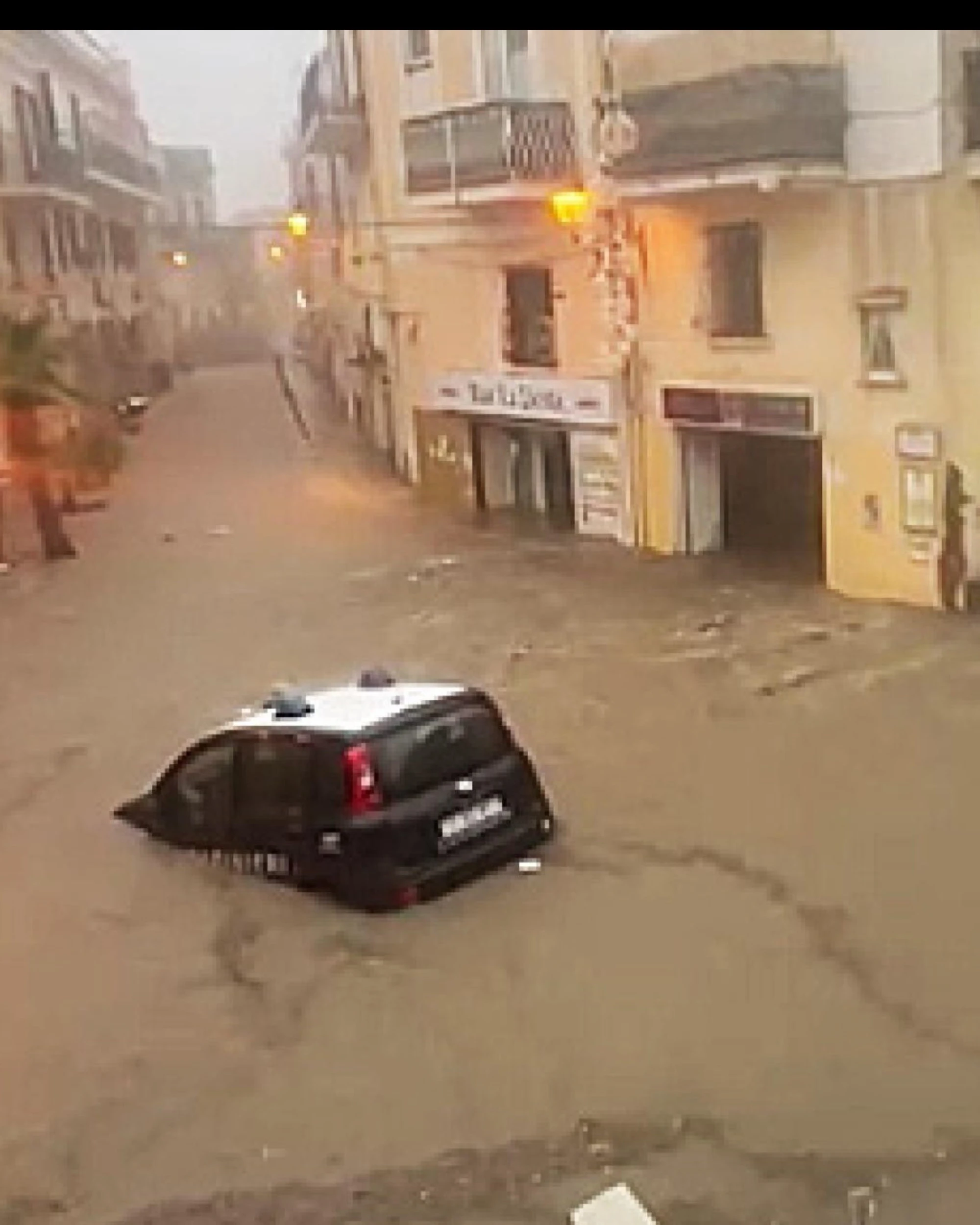 Ischia, nubigragi e strade come fiumi: auto dei carabinieri trascinate via