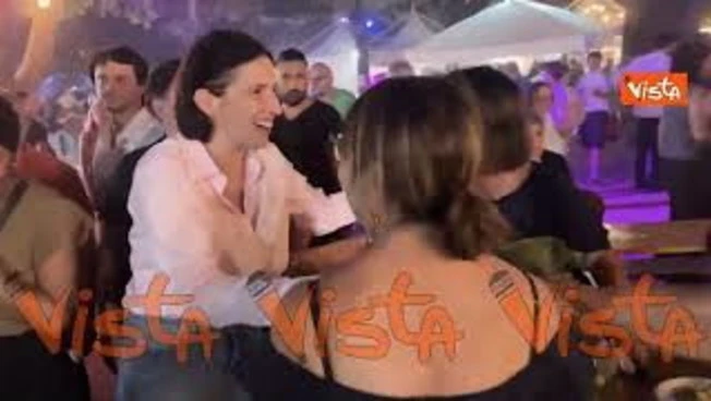Elly Schlein augura 'Buon appetito' ai partecipanti alla Festa dell'Unità a Roma