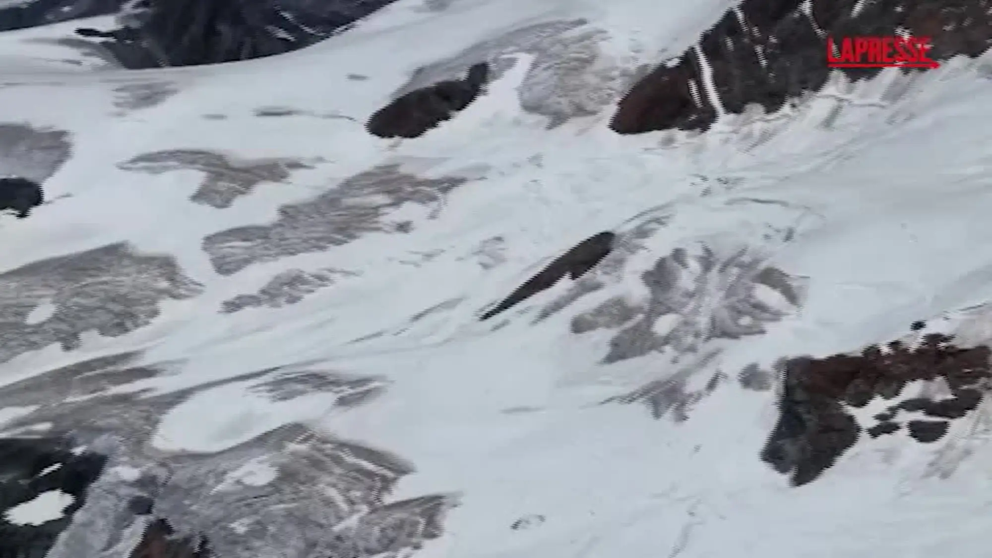 Monte Rosa, alpinista precipita sul Breithorn Orientale: le immagini del recupero del corpo