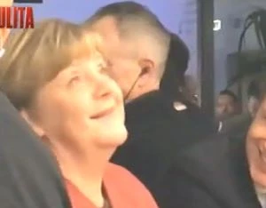 Giuseppe Conte: "M5s amico della Germania, contro la Francia". Angela Merkel alza gli occhi e scoppia a ridere