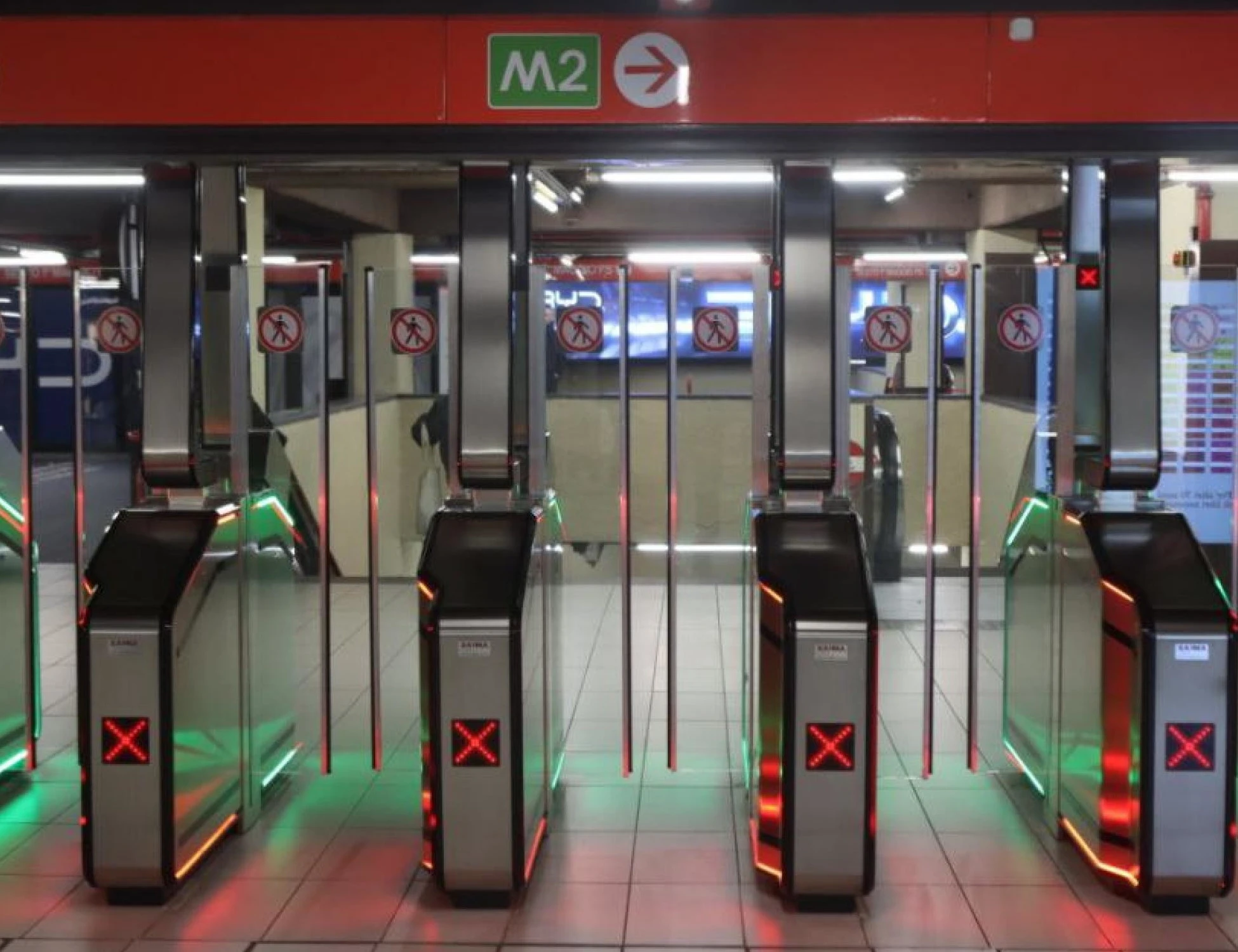 Cologno Monzese, 14enne egiziano aggredisce e molesta una 20enne: orrore in metro