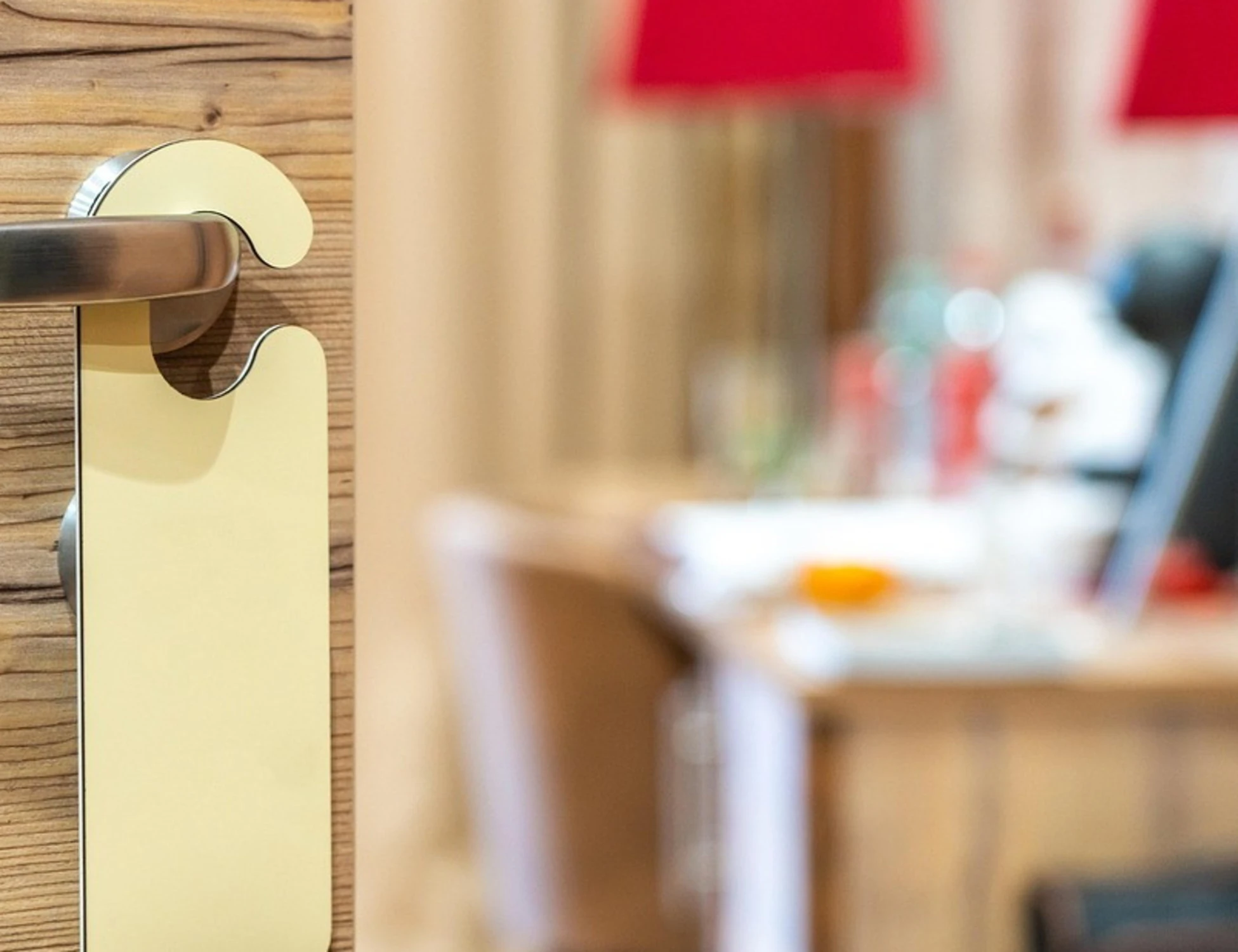 Rimini, "hotel 4 stelle a 18 euro a notte": le offerte scatenano il caos