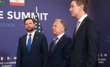https://media.liberoquotidiano.it/gb0pcAL7BgejH9oOMHIlK6wIMuwRxlXteltgmuO9hVo/width:800/quality:90/aW1hZ2VzLzIwMjYvMDYvMjEvMTY1NjI2MDE5LWYwN2UwZDA3LTVhMTUtNDBjNi04MzRkLTBkMWI5YzVhMmIxMy5qcGc.webp