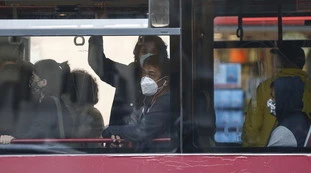 Coronavirus a Bologna, fumano sul treno senza mascherina: l'autista li rimprovera, pestaggio brutale