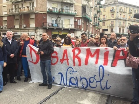 Napoli sotto choc per la bimba ferita nella sparatoria, in 1000 alla marcia per Noemi