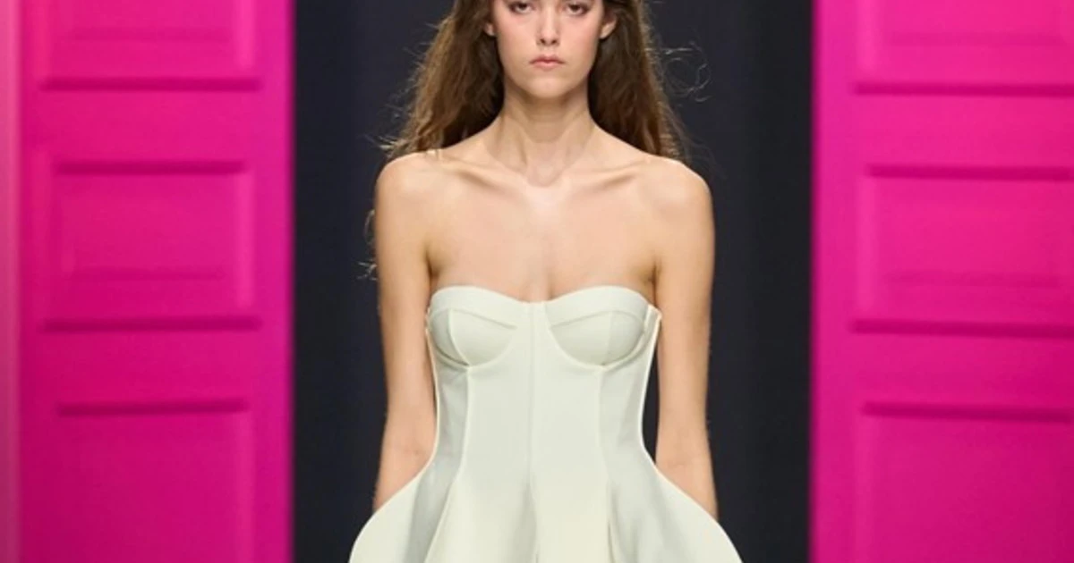 Genny tra romanticismo e dandismo sfila con abiti scultorei