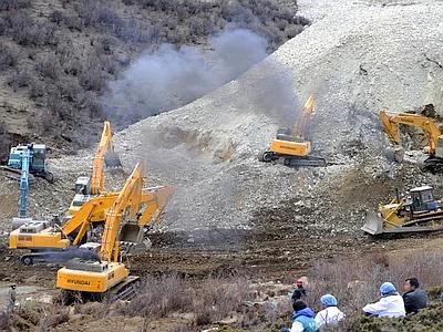 Tibet, 83 minatori sepolti da una frana. Travolti da 2 milioni di metri cubi di fango