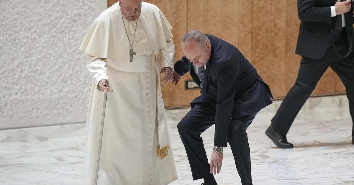 Papa Francesco, si rompe il bastone prima dell'udienza: la paura e la corsa per aiutarlo