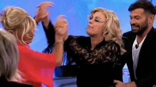 Uomini e Donne, "sai dove devi andare?". Senza precedenti: Gemma Galgani brutalizza Tina Cipollari