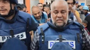 Gaza, scopre la morte di moglie e figli in diretta: il dramma del giornalista