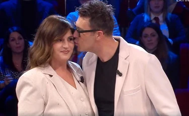 Affari Tuoi, tensione tra Giovanni e sua moglie CInzia: "Non voleva baciarlo!"