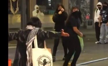 Realpolitik, il video choc delle violenze in piazza: il gesto vergognoso di queste due ragazzine