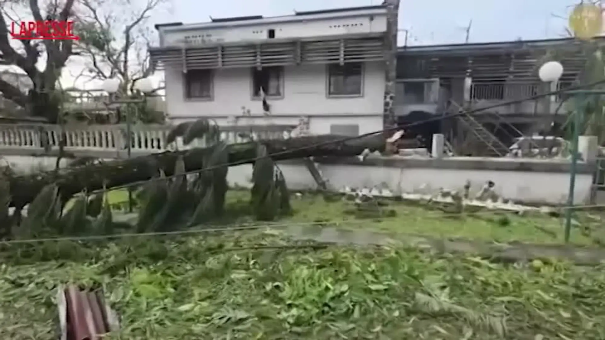 Madagascar, il ciclone Gezani colpisce l'isola con venti oltre i 195 km/h: la devastazione per le strade