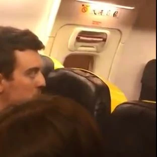 Volo Ryanair atterra a Bari, il passeggero doveva andare a Cagliari e dà di matto a bordo: "Sta bagas***"