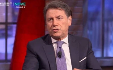 Giuseppe Conte riesuma il reddito di cittadinanza, poi la frecciata a Schlein: show grillino sul Nove