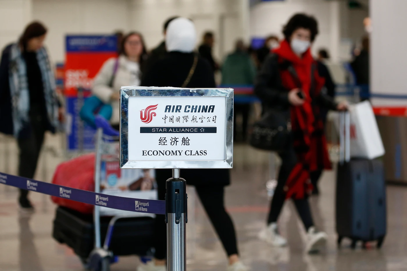 Coronavirus, i cinesi continuano ad arrivare a Fiumicino senza controlli medici: "Situazione fuori controllo"