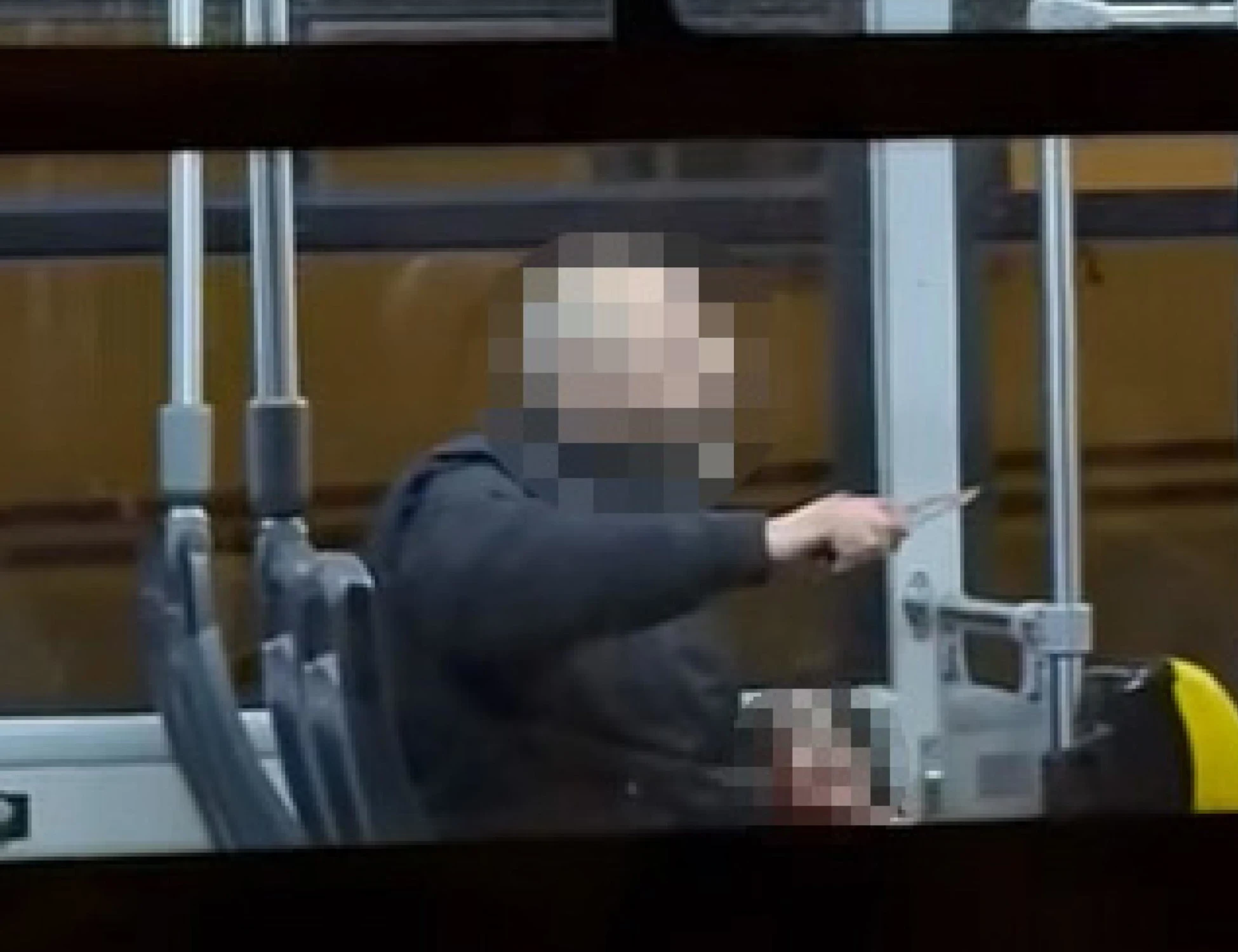 Napoli, l'uomo che ha sequestrato una donna sul tram morto suicida in ospedale