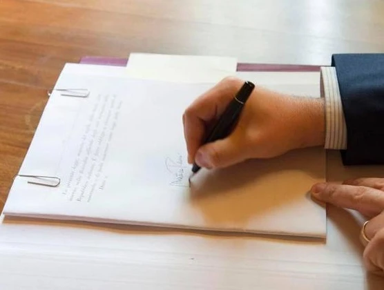 Matteo Renzi, show su Twitter: pubblica la foto della sua firma in calce al testo dell'Italicum