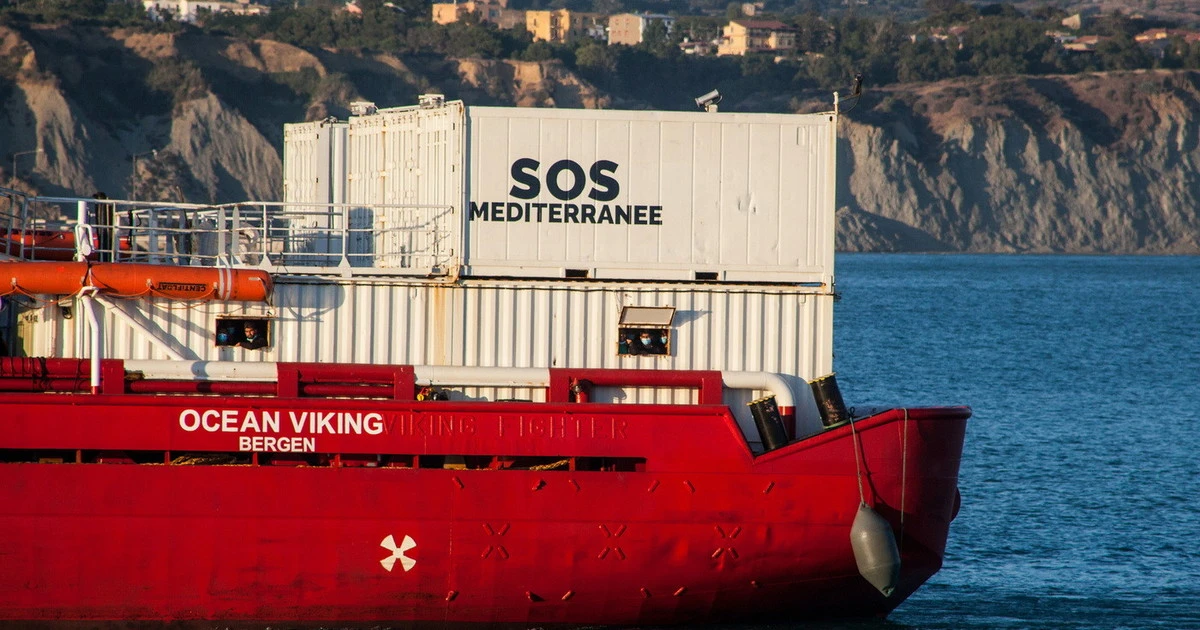 Ocean Viking, De Luca vieta gli sbarchi: "Focolaio Covid, tutti a bordo"