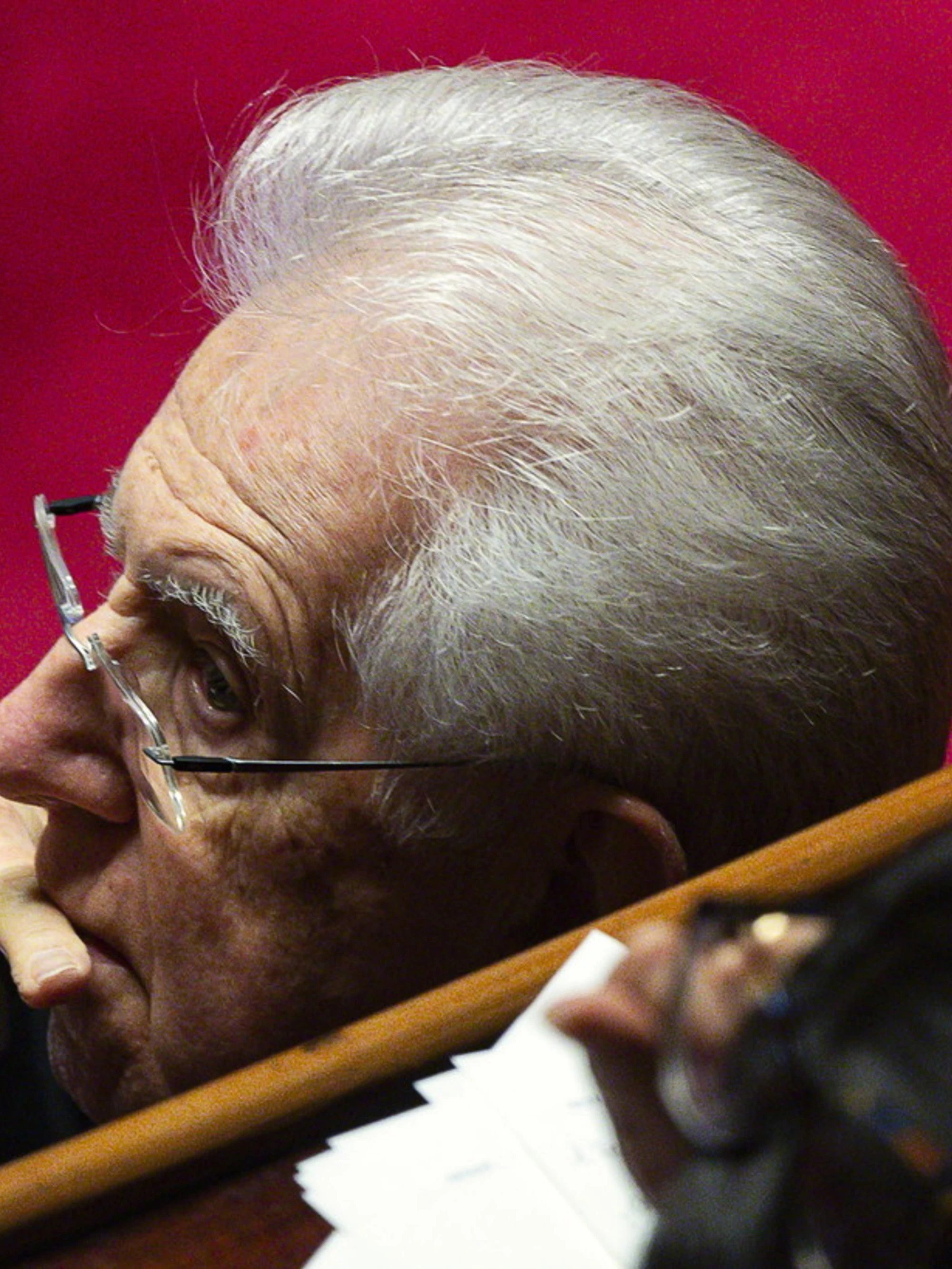 Mario Monti gela la Francia, poi elogia Meloni