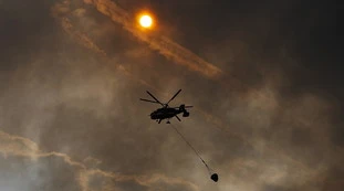 Russia, Mosca sotto assedio: "attacco di droni", la capitale brucia