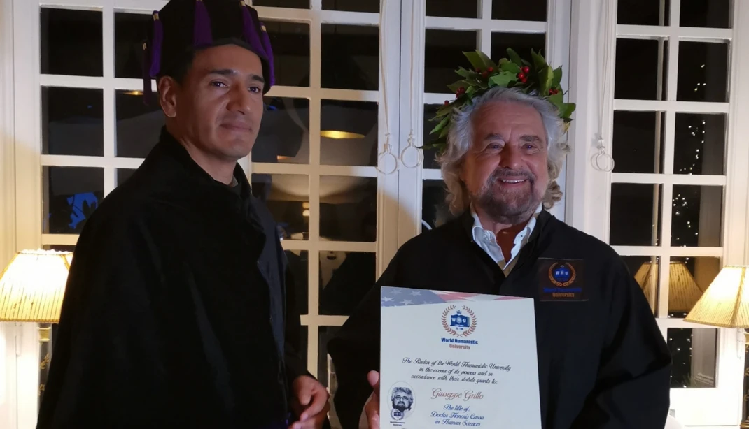 Beppe Grillo riceve la Laurea Honoris Causa da un'università sconosciuta. Insultato: "Adesso e...levati"