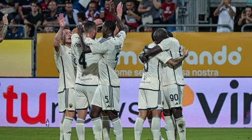 Roma, vittoria in casa del Cagliari: doppietta di Lukaku e paura per Dybala