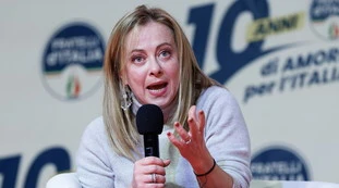 Meloni: "Berlusconi lo ha detto davvero?". Si voltano tutti: trionfo del premier